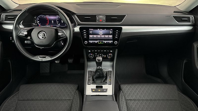 Škoda Superb 2.0 TDI Ambition Combi - fotka 8 z 29
