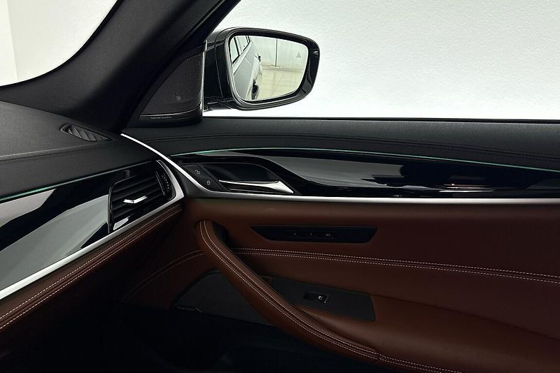 BMW Řada 5 540d xDrive - fotka 18 z 27