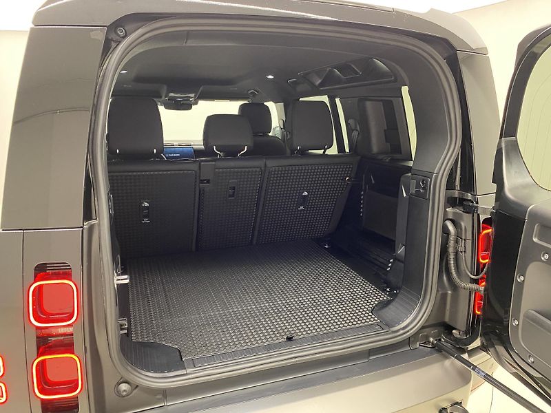 Land Rover Defender 110 D300 X-DYNAMIC SE AWD CZ - fotka 6 z 46