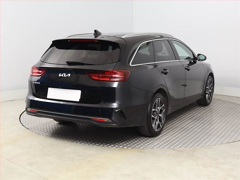 Kia Ceed (2023) 1.5 T-GDI, ČR, 1. maj. - fotka 5 z 18