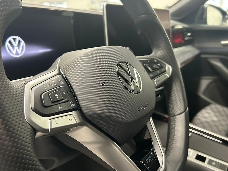 Volkswagen Passat (2025) R-Line Black 142kW DSG 4WD | Z - fotka 27 z 65