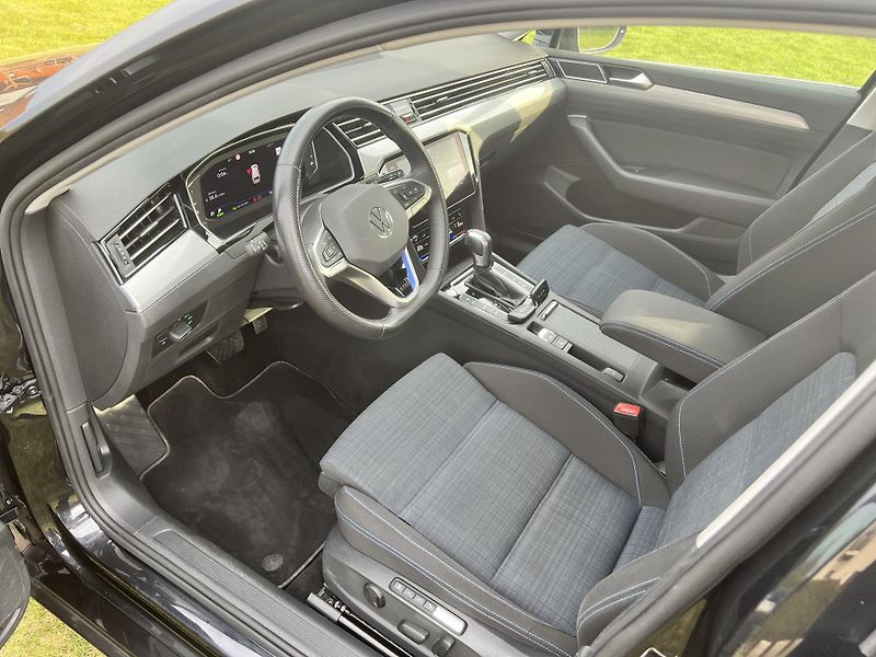 Volkswagen Passat 1.4GTE 160KW,TZ,2xALU,1MAJ - fotka 11 z 48