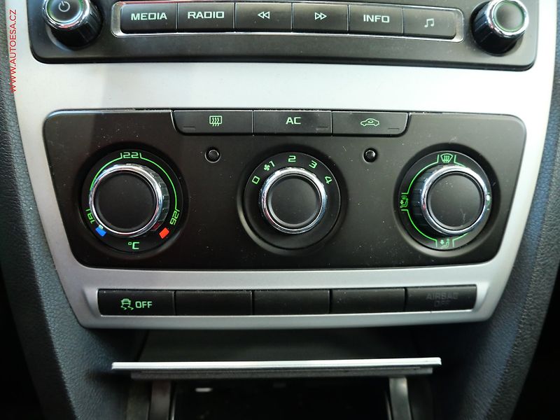 Škoda Octavia (2010) 1.6 TDi, Ambiente - fotka 16 z 18