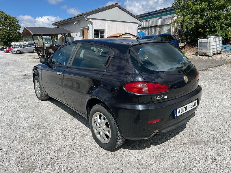 Alfa Romeo 147 1,6 16 V - fotka 13 z 15