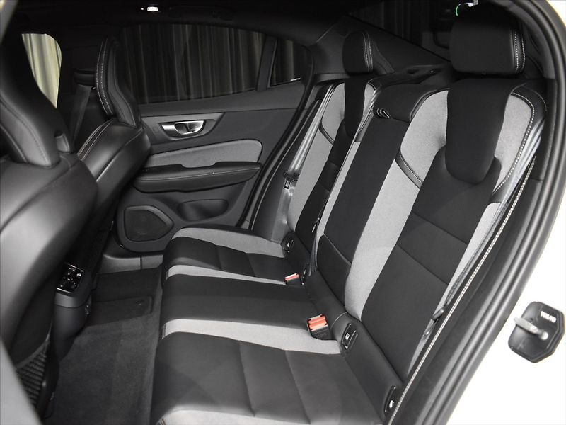 Volvo S60 2,0 B5 AWD Ultra Pano,Headup - fotka 9 z 25