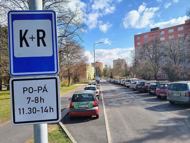 Polib a jeď. Nové značky mají zlepšit bezpečnost chodovských dětí u školy