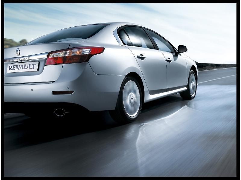 Renault Latitude je vlastně Samsung SM5, jen s jiným logem a drobnými změnami.
