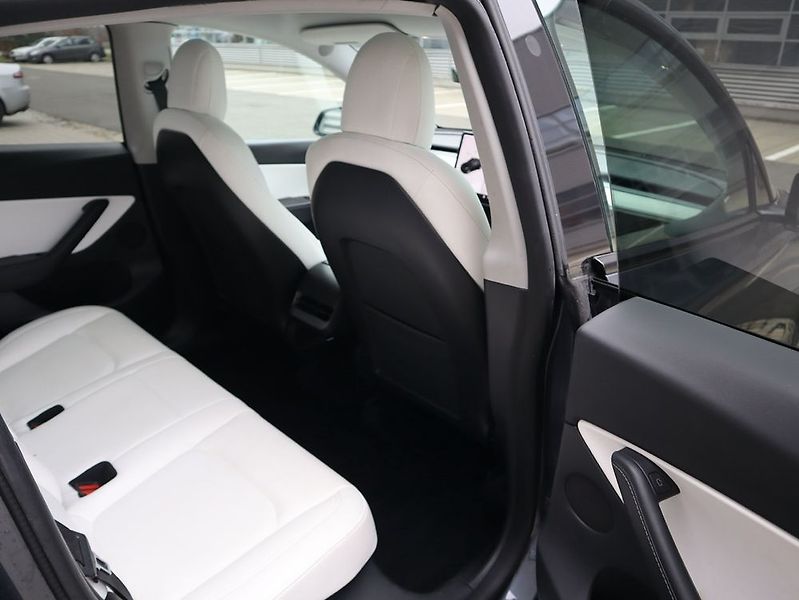 Tesla Model Y (2022) - fotka 20 z 45