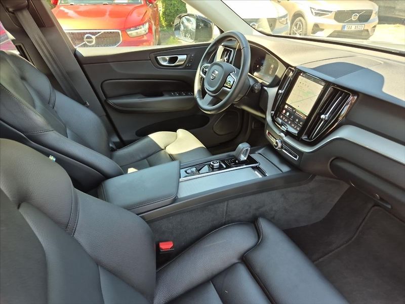 Volvo XC60 2,0 B4 AWD Plus Dark - fotka 13 z 17