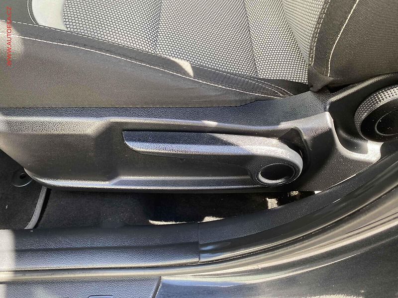 Kia Ceed (2015) 1.6 GDi, Exclusive, navi, - fotka 14 z 19