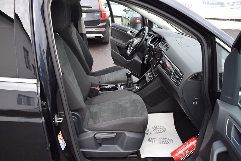 Volkswagen Touran (2018) 1.4TSI 110kw HIGHLINE TAŽ LED - fotka 39 z 50