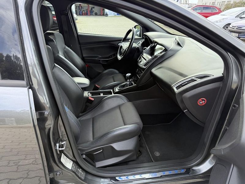 Ford Focus RS 2.3i 257 kW 4x4 odp. DPH - fotka 11 z 23