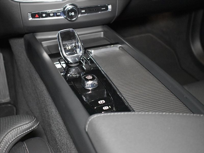 Volvo XC60 2,0 T8 AWD Ultra B&W,masáže, - fotka 15 z 29