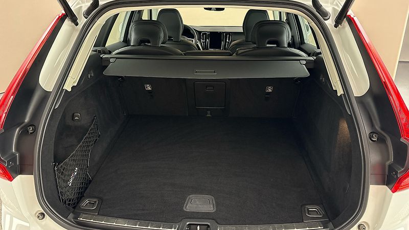 Volvo XC60 2.0 B4 AUT AWD Momentum Pro - fotka 17 z 28