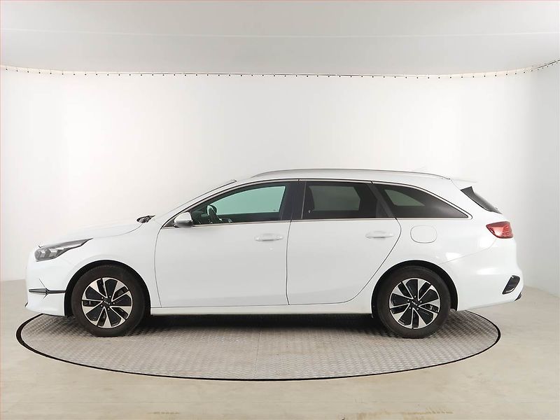 Kia Ceed (2024) Gold 1.5 T-GDI - fotka 3 z 18