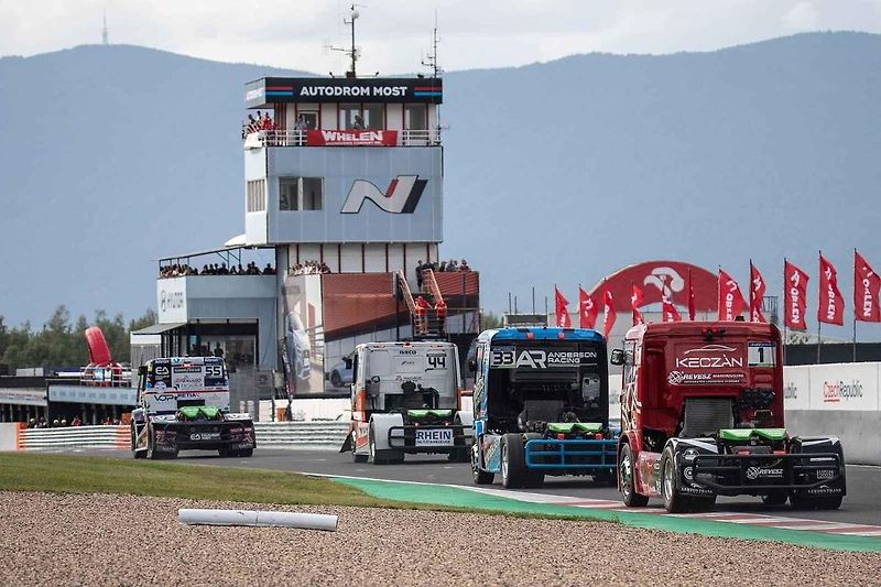 O víkendu se uskuteční jeden z vrcholů motoristické sezony na Autodromu Most. Pojedou se zde závody Czech Truck Prix a evropské série NASCAR. Ambasadorem podniku je vítěz letošní Dakar Rally Martin Macík. Foto: Se svolením Autodromu Most