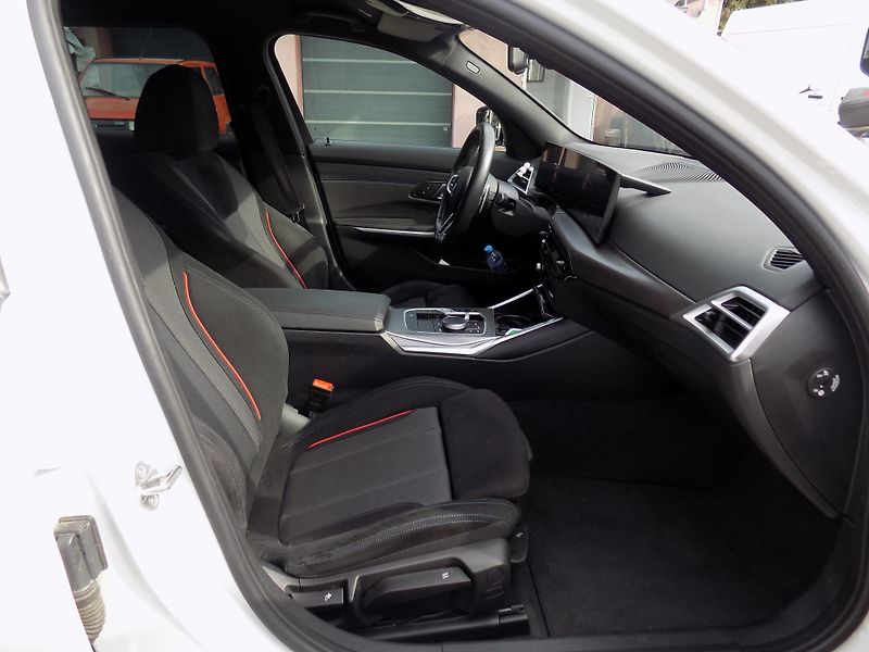 BMW Řada 3 330I 180 KW M SPORT XDRIVE - fotka 25 z 39