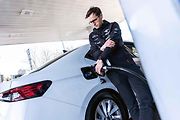 Polský závodník Miko Marczyk ujel s naftovou Škodou Superb na jednu nádrž téměř tři tisíce kilometrů.