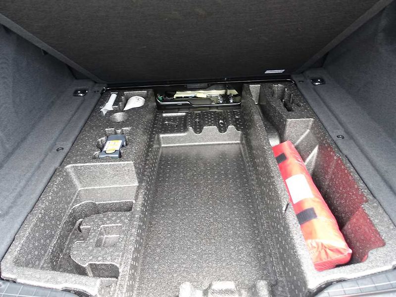 Jaguar F-Pace 2,0 R-Dynamic SE D200 4x4 - fotka 38 z 43