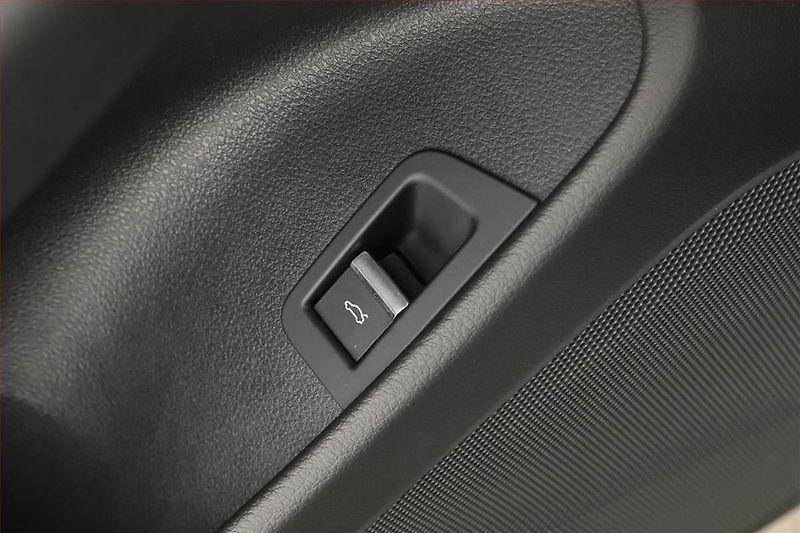 Audi Q8 (2023) 55 TFSI, Výhřev, Kamera - fotka 26 z 29