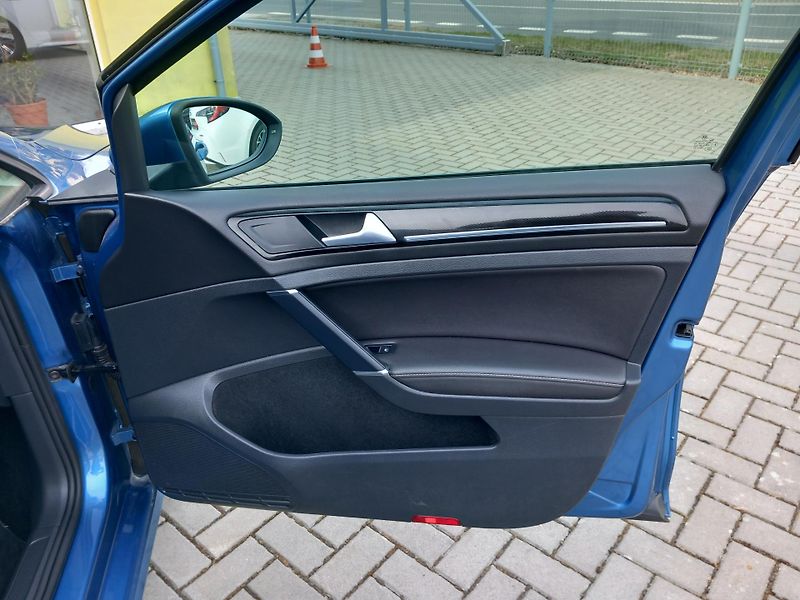 Volkswagen Golf (2013) VII 2,0TDi 110kw 1.MAJITEL - fotka 22 z 39