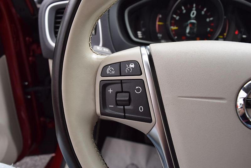 Volvo V40 (2016) 2.0i T2 90kw INSCRIPTION MANUÁ - fotka 31 z 48