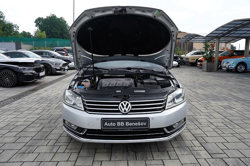Volkswagen Passat 2.0 TDI 4Motion DSG/16Al./170P - fotka 9 z 38