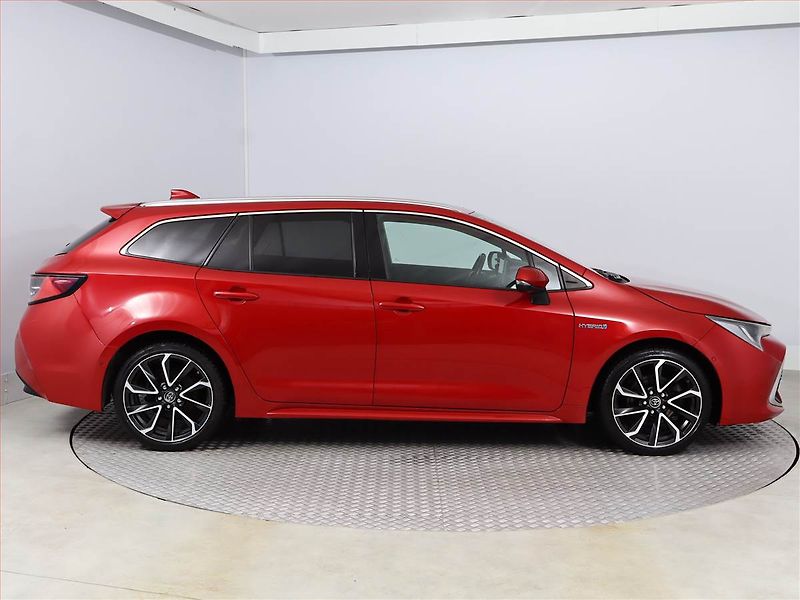 Toyota Corolla (2019) 2.0 Hybrid - fotka 6 z 21