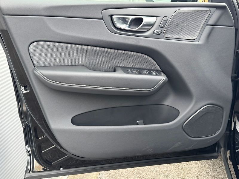 Volvo XC60 T8 ULTRA BLACK EDITON ,335 kW - fotka 8 z 23