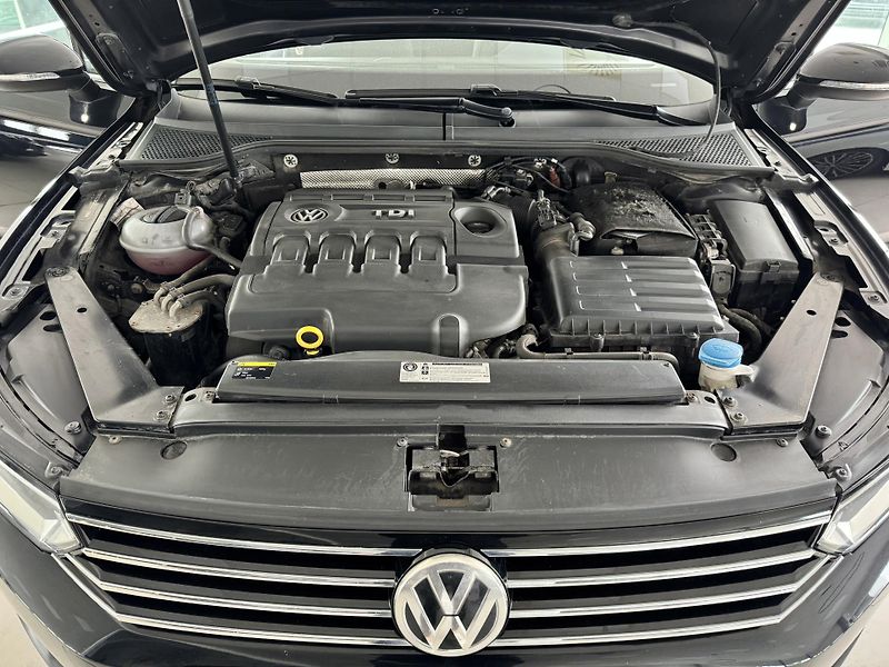 Volkswagen Passat 1,6TDI DSG*ComfortLine*ACC*Nav - fotka 32 z 32