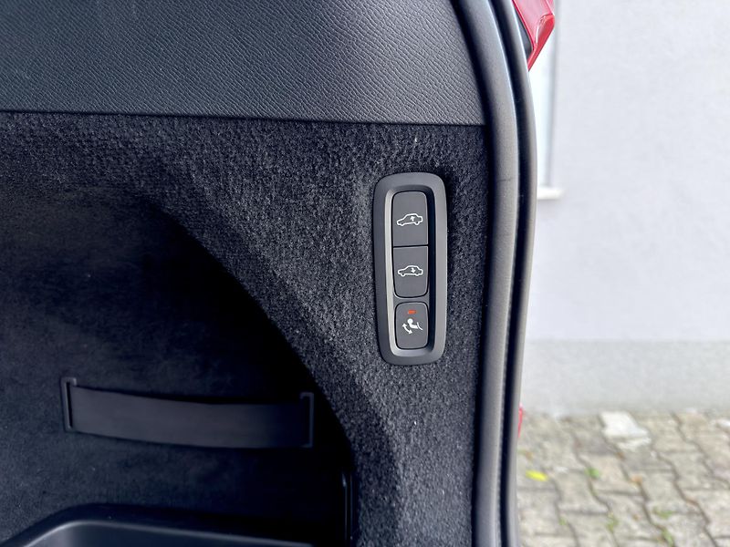 Volvo XC90 D5 AWD R-DESIGN PRO // VZDUCH  - fotka 21 z 60