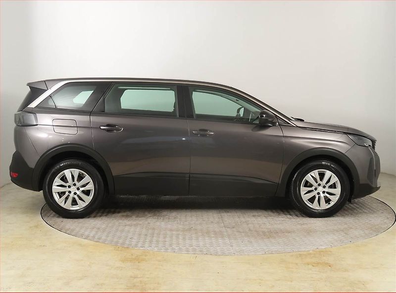 Peugeot 5008 (2022) PureTech 130 - fotka 6 z 25