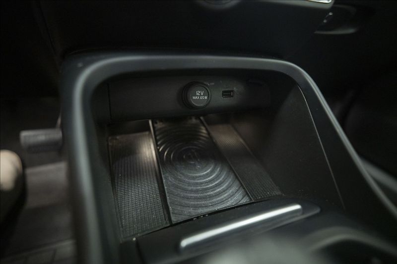 Volvo XC40 2,0 T5 AWD NAVI KAMERA TAŽNÉ - fotka 32 z 47