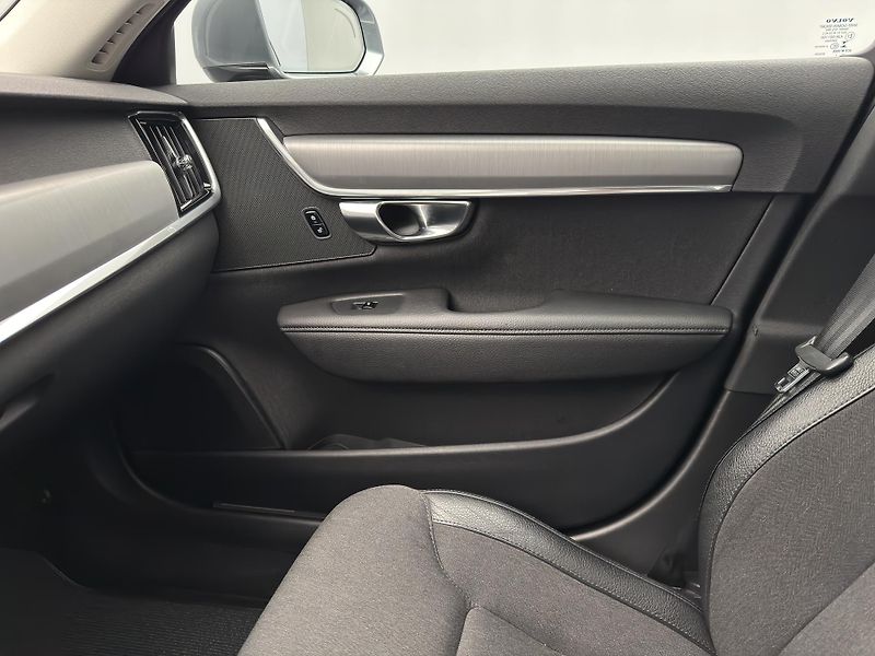 Volvo V90 D4 MOMENTUM PRO  - fotka 28 z 52