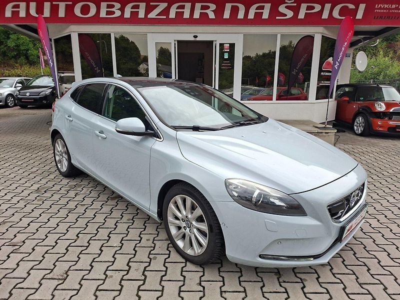 Volvo V40 (2012) 2.0D3 110kW AUT -1.MAJITEL - fotka 2 z 38