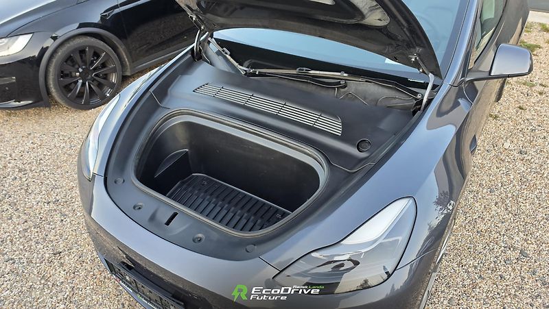Tesla Model Y (2022) LR Dual Motor - fotka 7 z 12