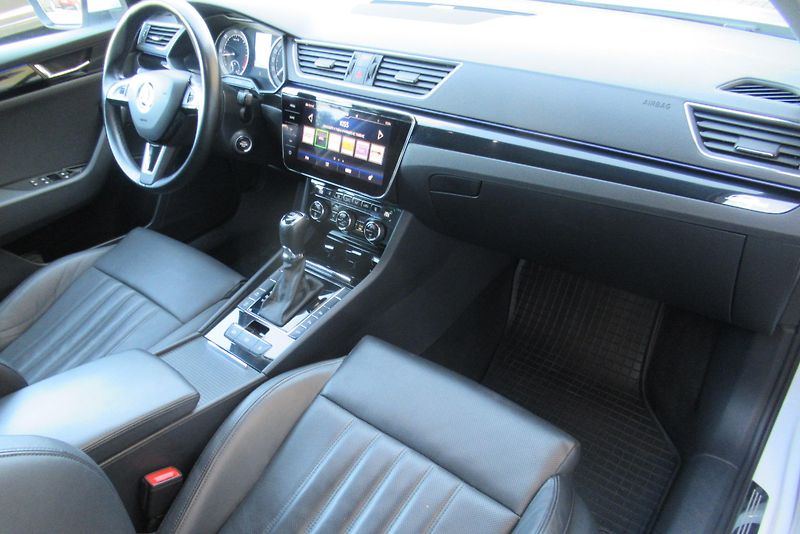 Škoda Superb 2.0 TDI DSG L&K TAŽNÉ - fotka 33 z 41