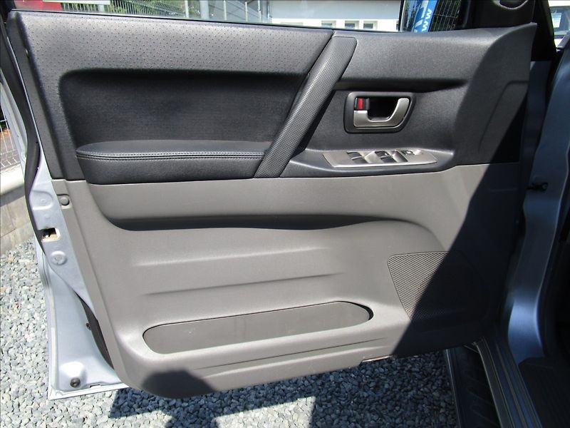 Mitsubishi Pajero 3.2 Di-D, 4x4, aut. klima, 7 m - fotka 17 z 54