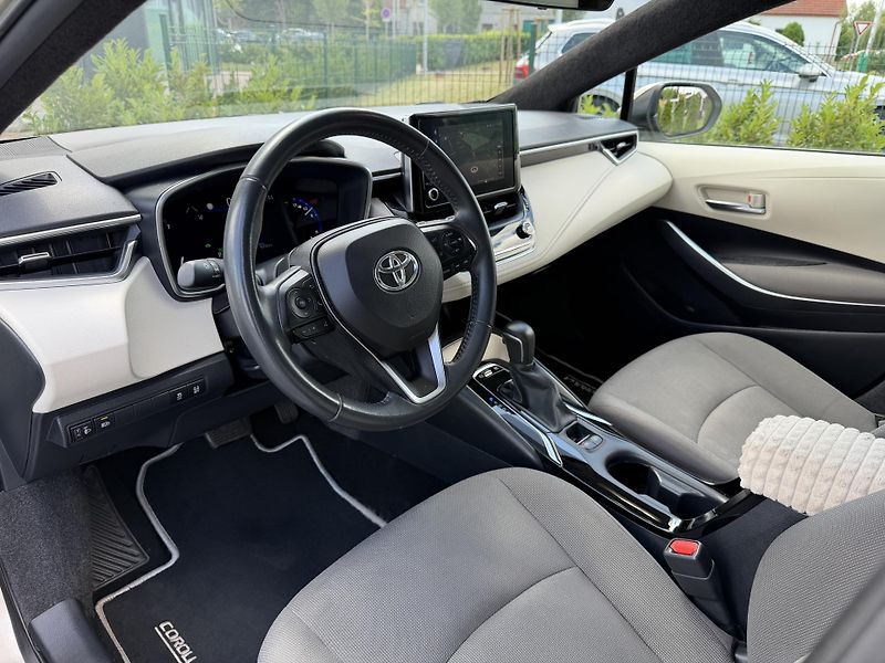 Toyota Corolla (2022) 1.8 90 kW hybrid / sedan - fotka 16 z 22
