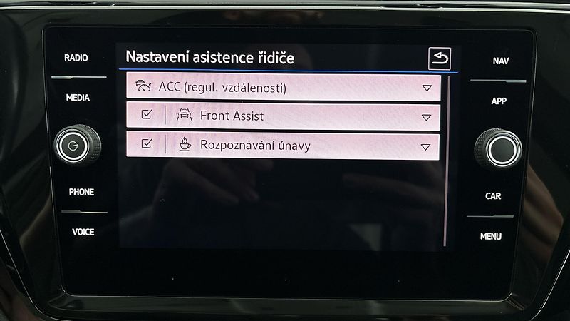 Volkswagen Touran 2.0 TDI DSG Highline - fotka 23 z 25