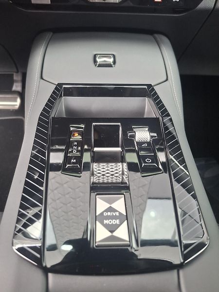 DS Automobiles DS N°4 (2026) N°4  PERFORMANCE LINE HYBRID   - fotka 19 z 29
