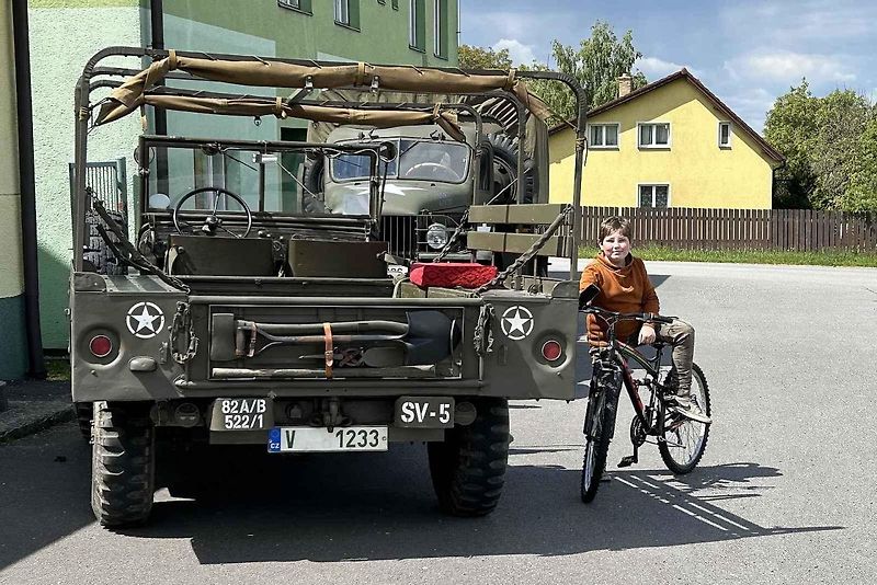 Veterány soutěžící o Zlomenou poloosu při své zastávce v Koutech.