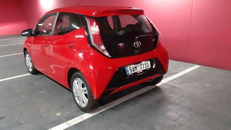 Toyota Aygo spadá do kategorie kompaktních miniaut, kterým se lidově říká nákupní taška.