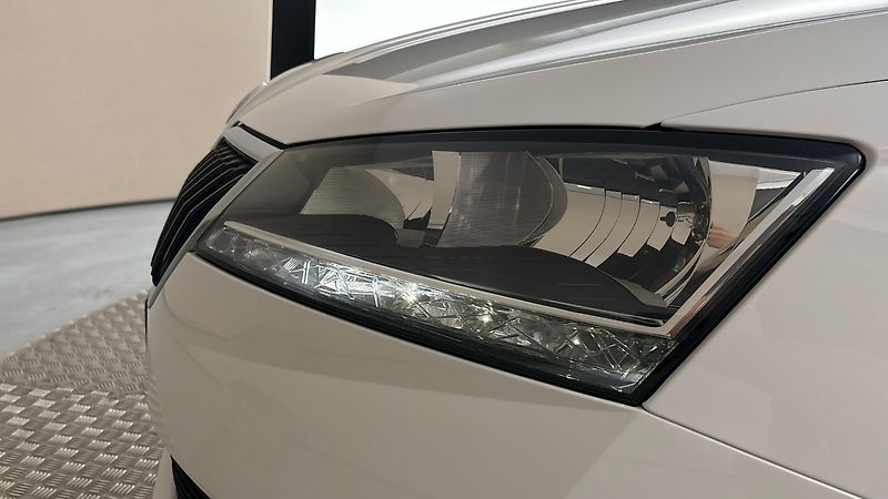 Škoda Fabia 1.0 TSI Ambition Combi - fotka 18 z 25