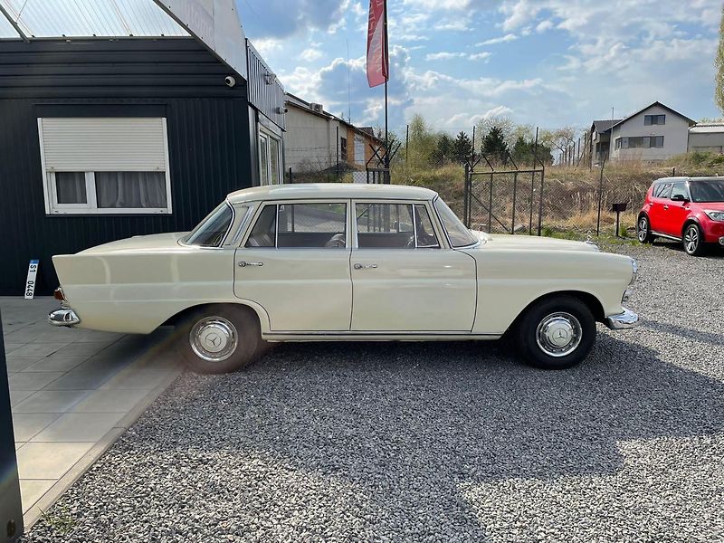 Mercedes-Benz Ostatní 2,0 200D - fotka 16 z 17