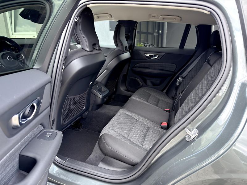 Volvo V60 B4 FWD CORE // 1.maj - fotka 14 z 35