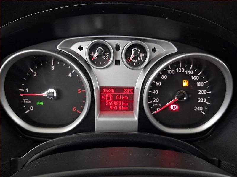 Ford Kuga (2010) 2.0 TDCi, 4X4, Park. senzory - fotka 11 z 18
