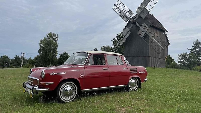 Škoda 1000 MBG s historickým pozadím.