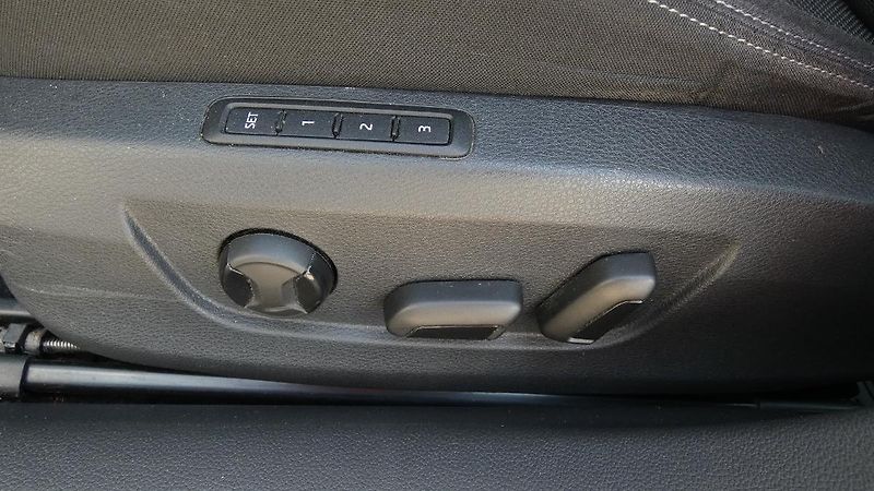 Škoda Superb Combi 2,0 TDI DSG Style - fotka 22 z 25
