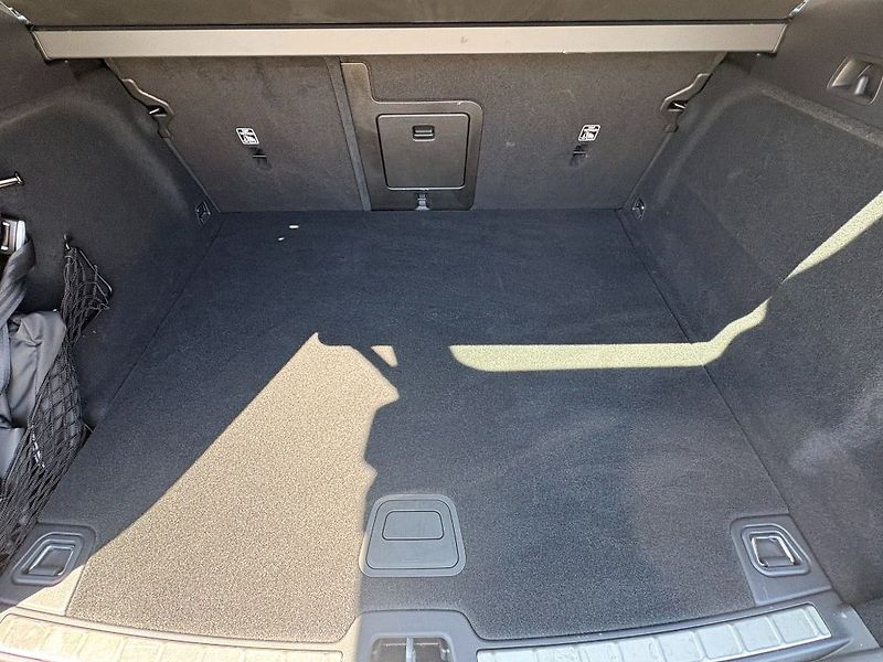 Volvo XC60 Plus Dark B5 AWD 184kW - fotka 24 z 26